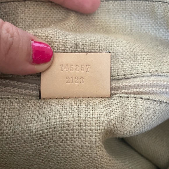 Gucci perforated floral print canvas oversized messenger crossbody - Picture 11 of 17